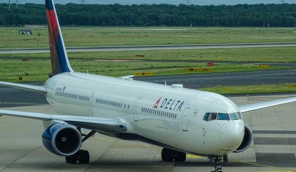 Delta planes at an airport